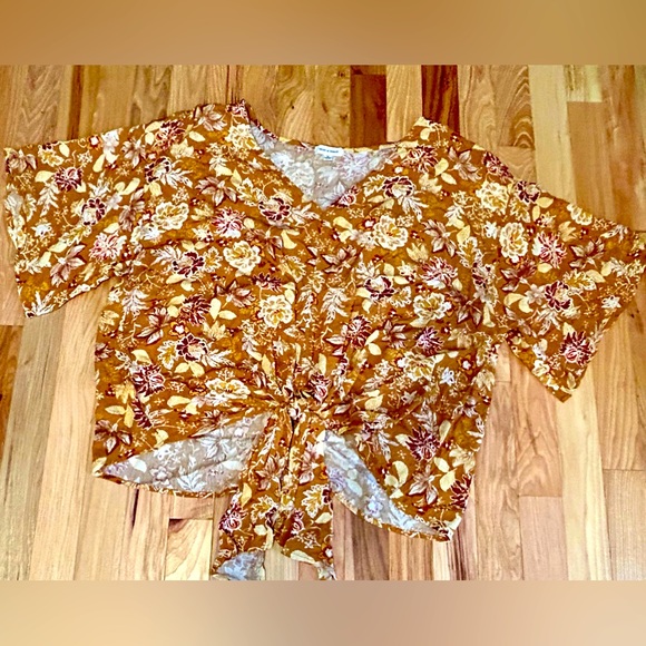 Thread & Clover Top - Picture 1 of 3